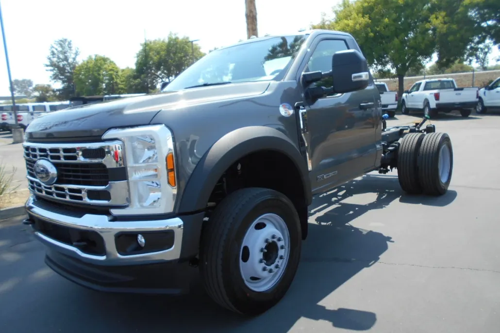 2025 Ford F-600 photo 1