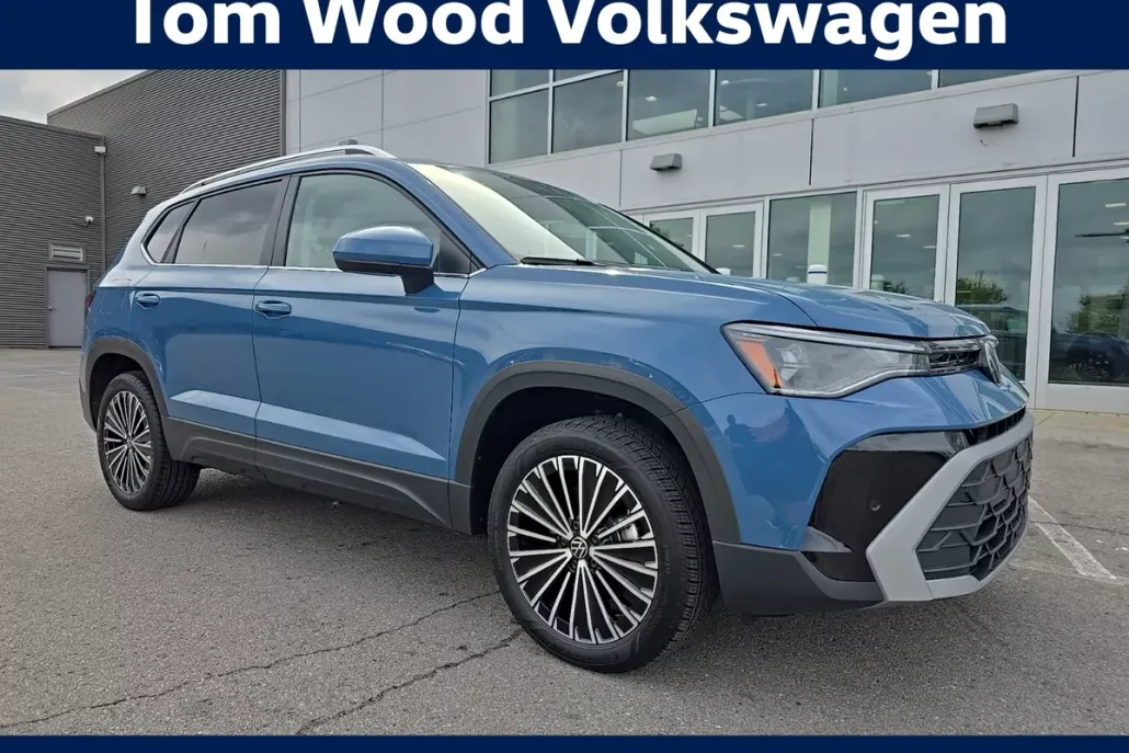 2025 Volkswagen Taos SE photo 1