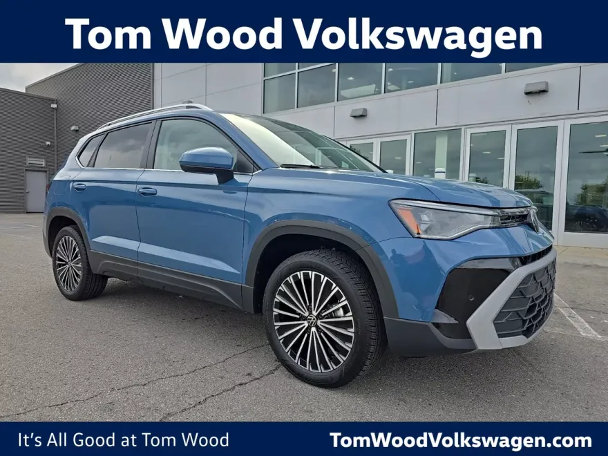 2025 Volkswagen Taos SE photo 1