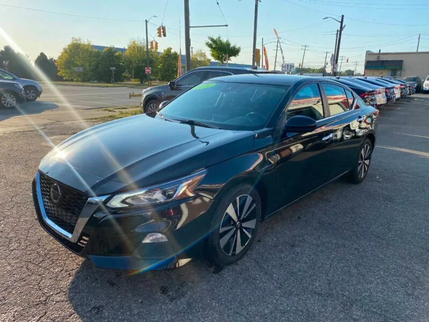 2022 Nissan Altima SV photo 1