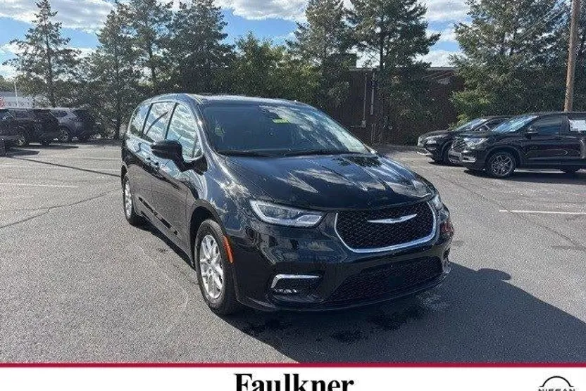 2024 Chrysler Pacifica Touring L photo 1