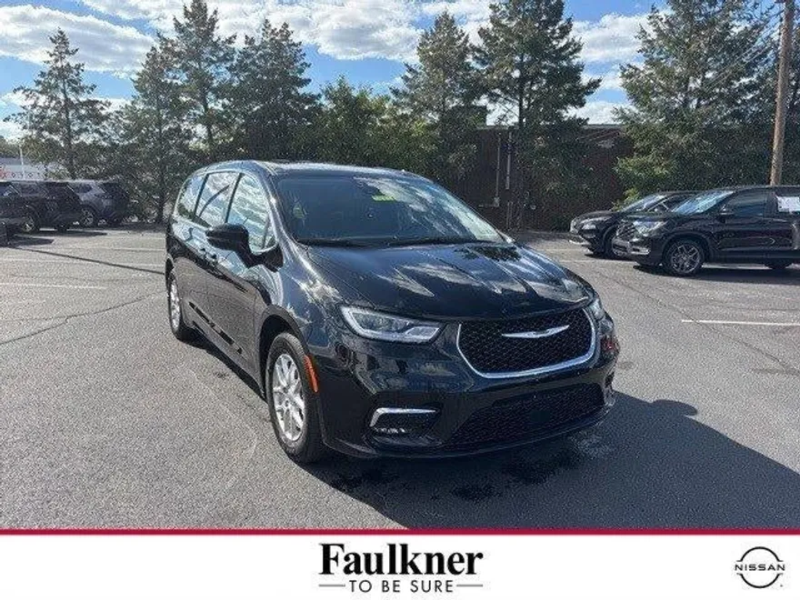 2024 Chrysler Pacifica Touring L photo 1