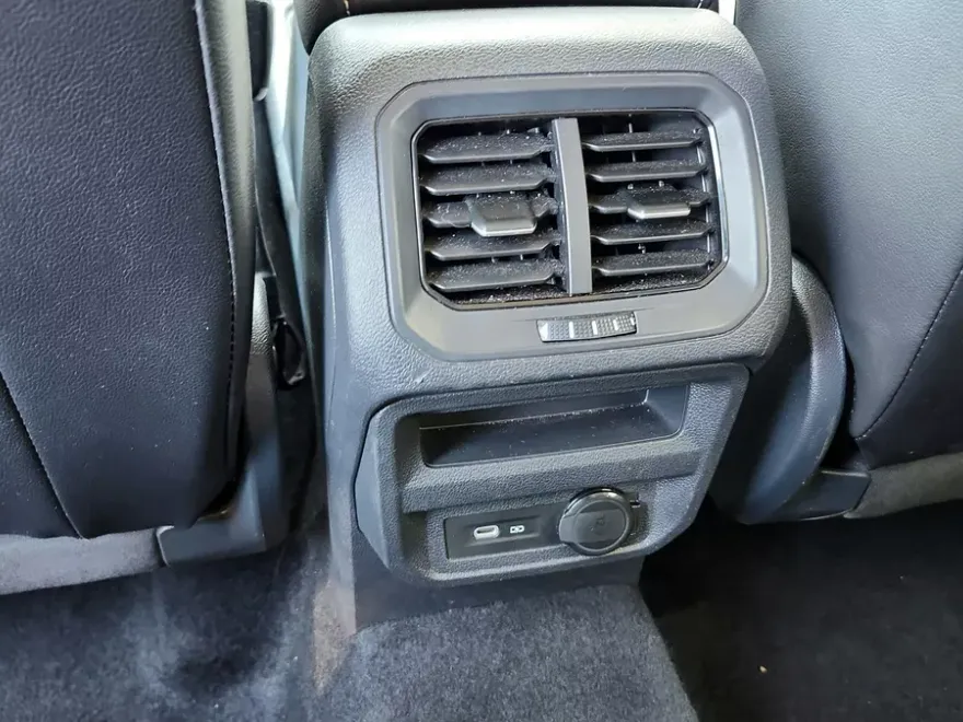 2024 Volkswagen Tiguan SE Wolfsburg Edition photo 8