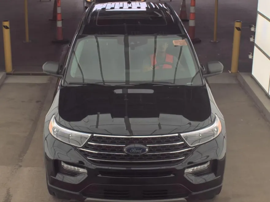 2023 Ford Explorer XLT photo 1