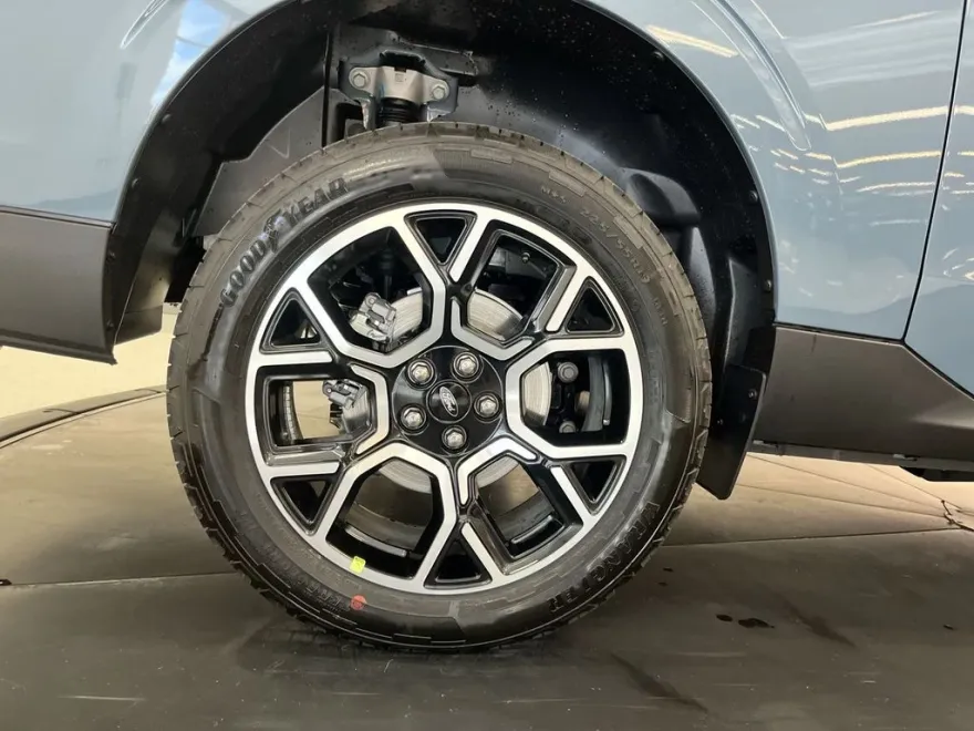 2025 Ford Maverick Lariat photo 1