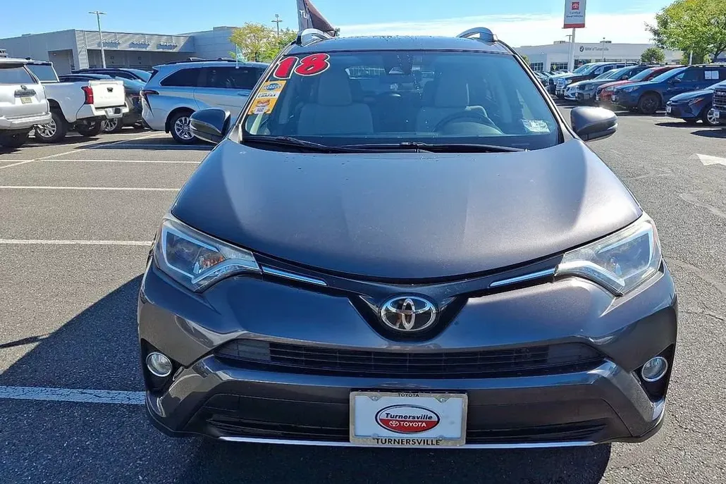 2018 Toyota RAV4 XLE photo 1