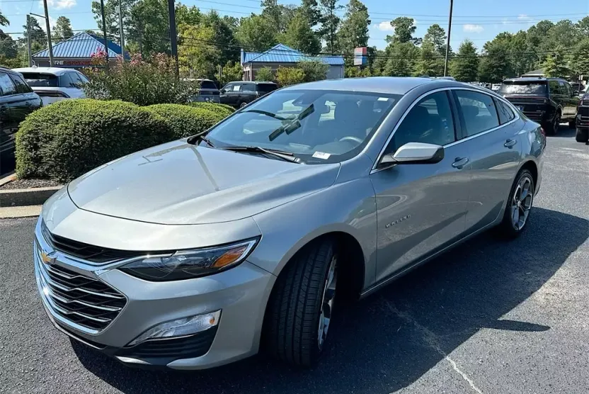 2024 Chevrolet Malibu 1LT photo 1