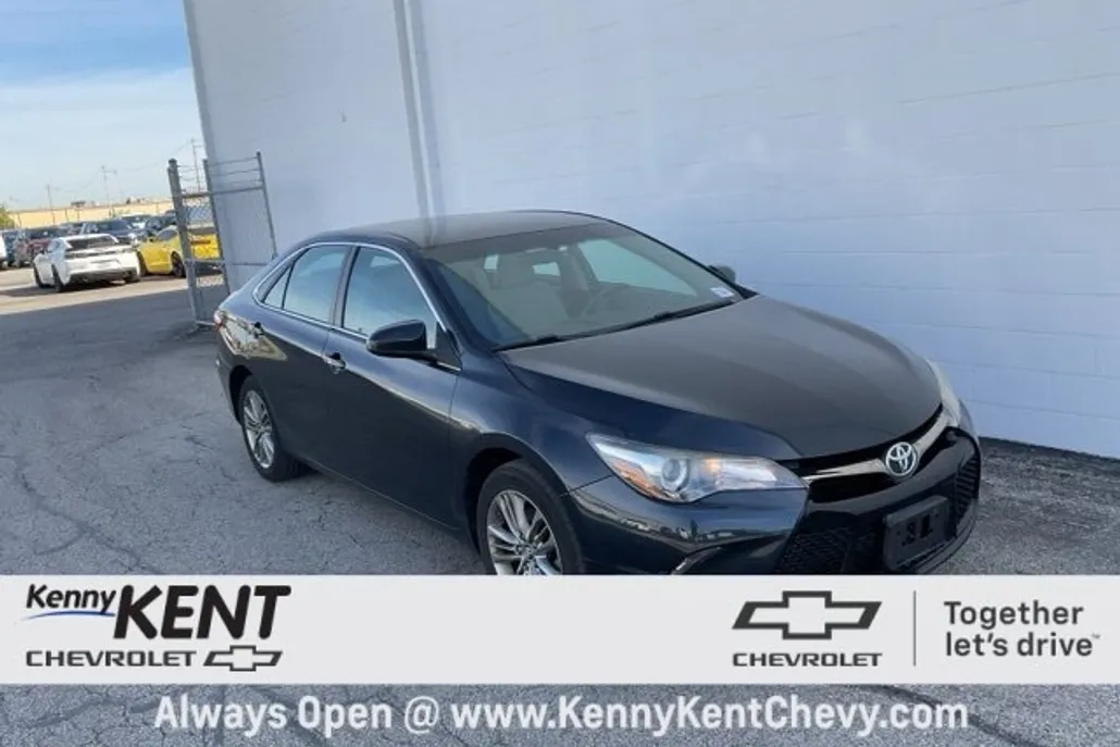 2017 Toyota Camry SE photo 1