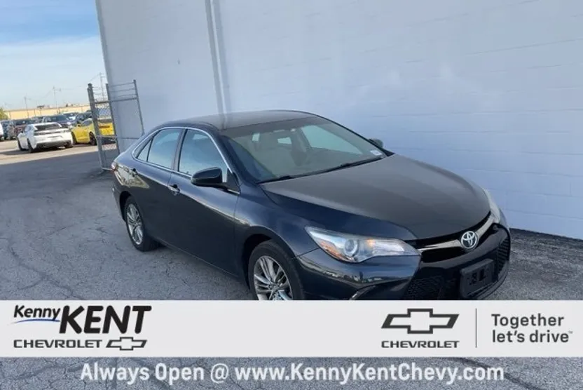 2017 Toyota Camry SE photo 1