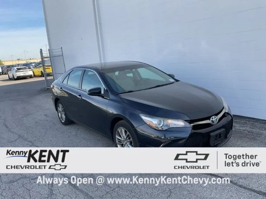 2017 Toyota Camry SE photo 1