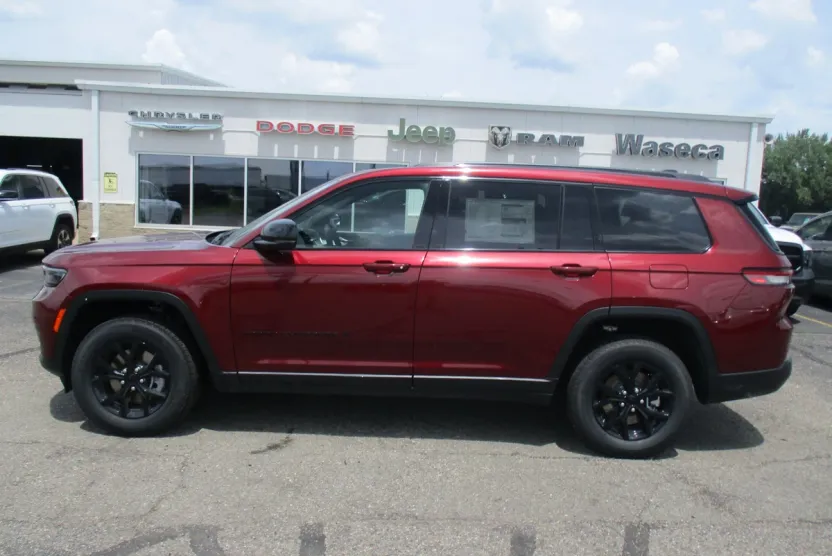 2025 Jeep Grand Cherokee Laredo Altitude X photo 1