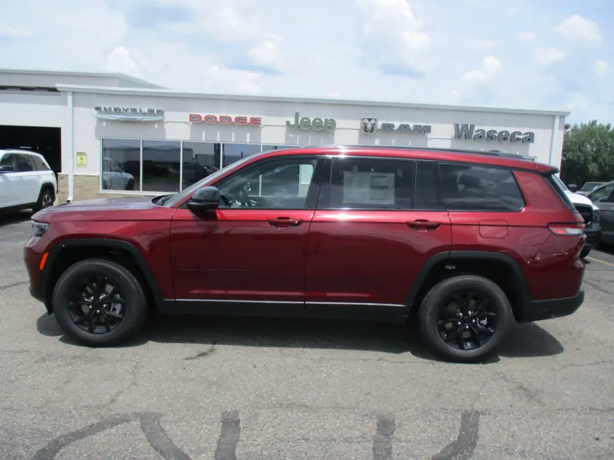 2025 Jeep Grand Cherokee Laredo Altitude X photo 1