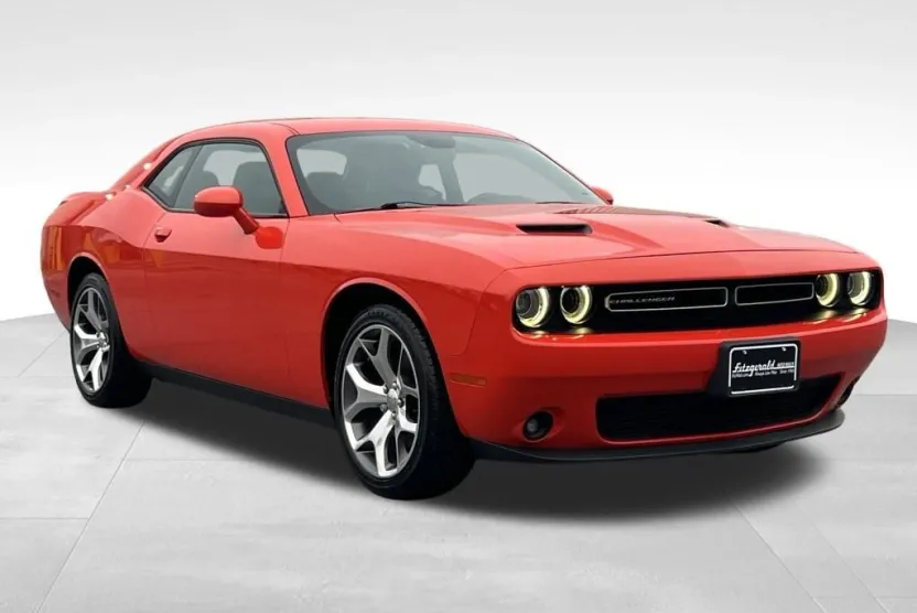2016 Dodge Challenger SXT Plus photo 1