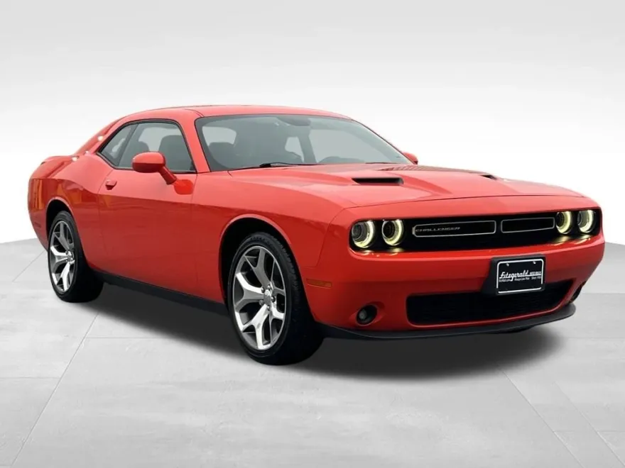 2016 Dodge Challenger SXT Plus photo 1