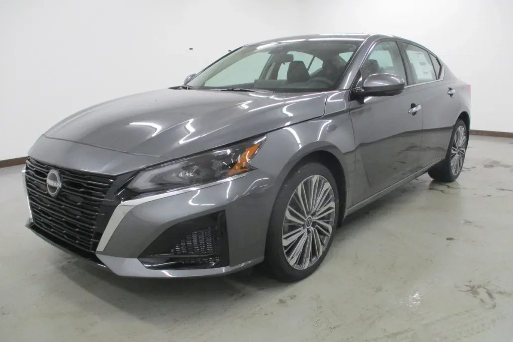 2025 Nissan Altima SL photo 1