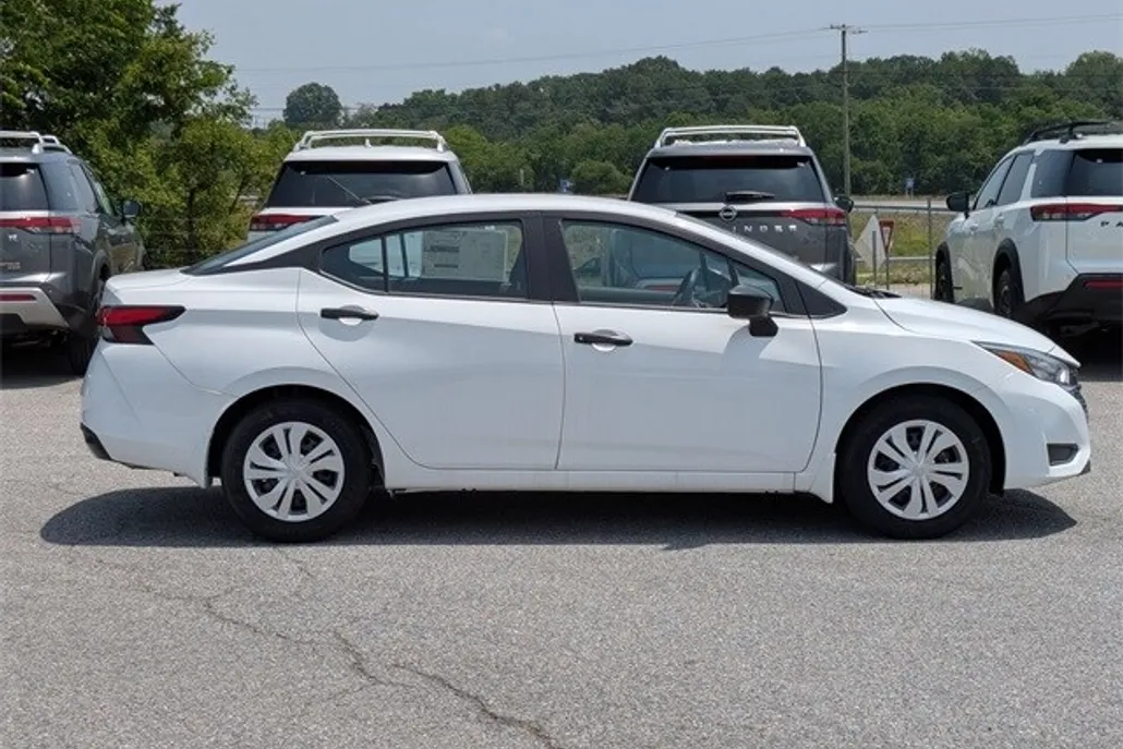 2025 Nissan Versa 1.6 S photo 1