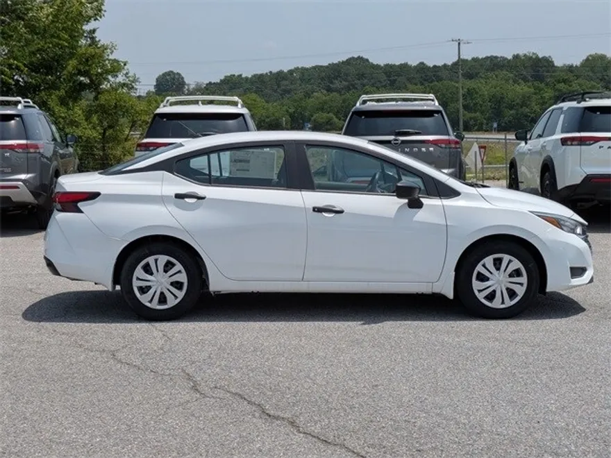 2025 Nissan Versa 1.6 S photo 1