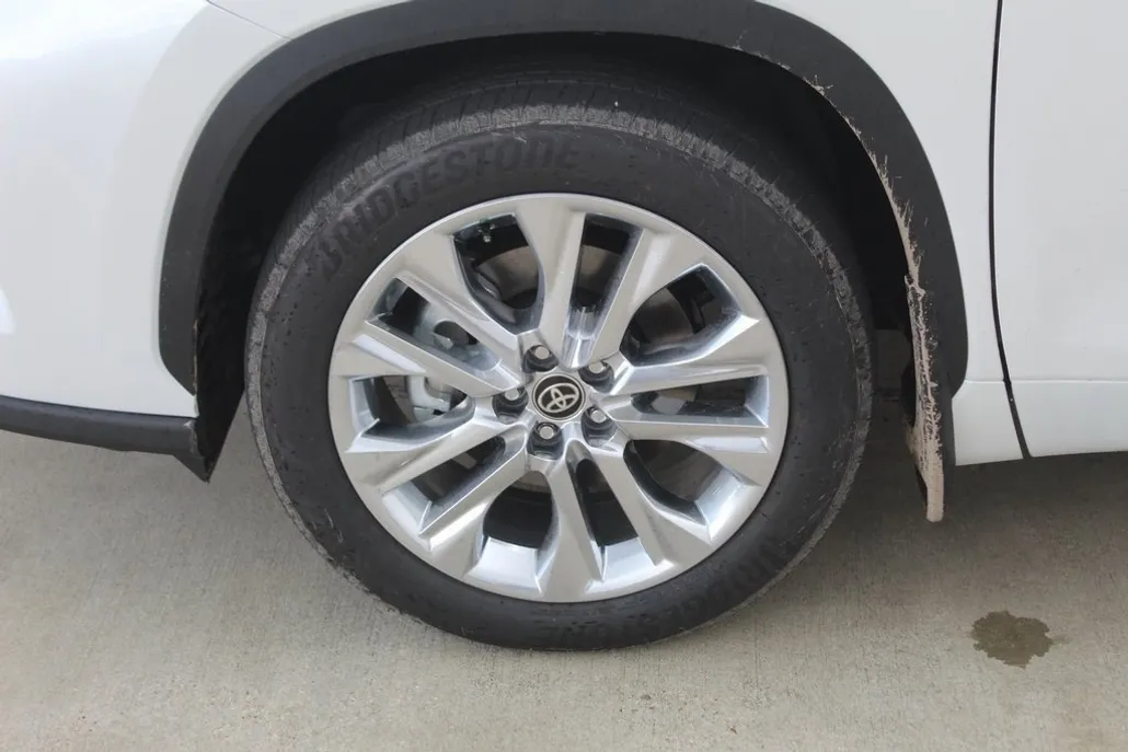 2025 Toyota Highlander Limited photo 1