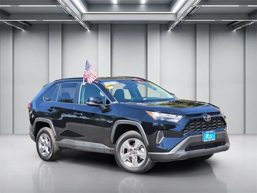 2024 Toyota RAV4 XLE photo 1