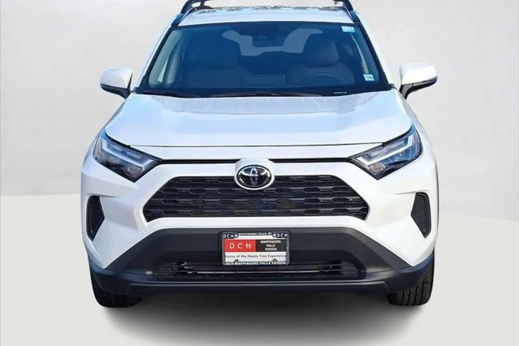 2025 Toyota RAV4 XLE photo 1