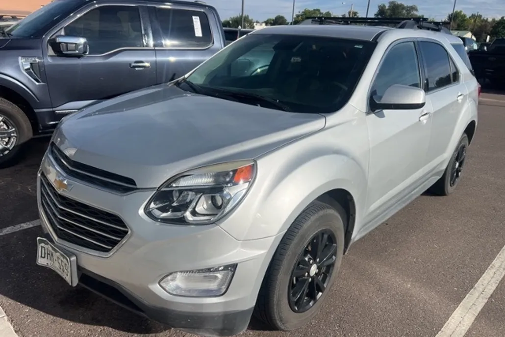 2017 Chevrolet Equinox LT photo 1
