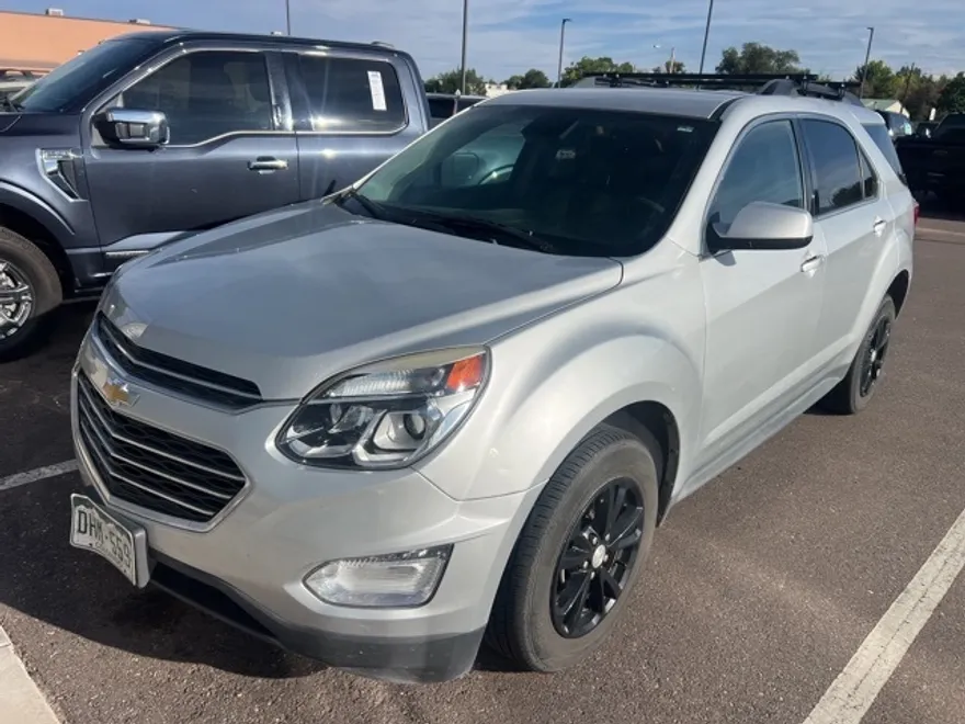 2017 Chevrolet Equinox LT photo 1