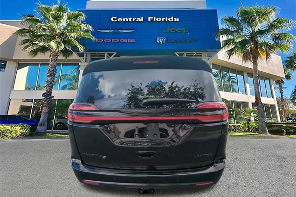 2026 Chrysler Pacifica Limited photo 1