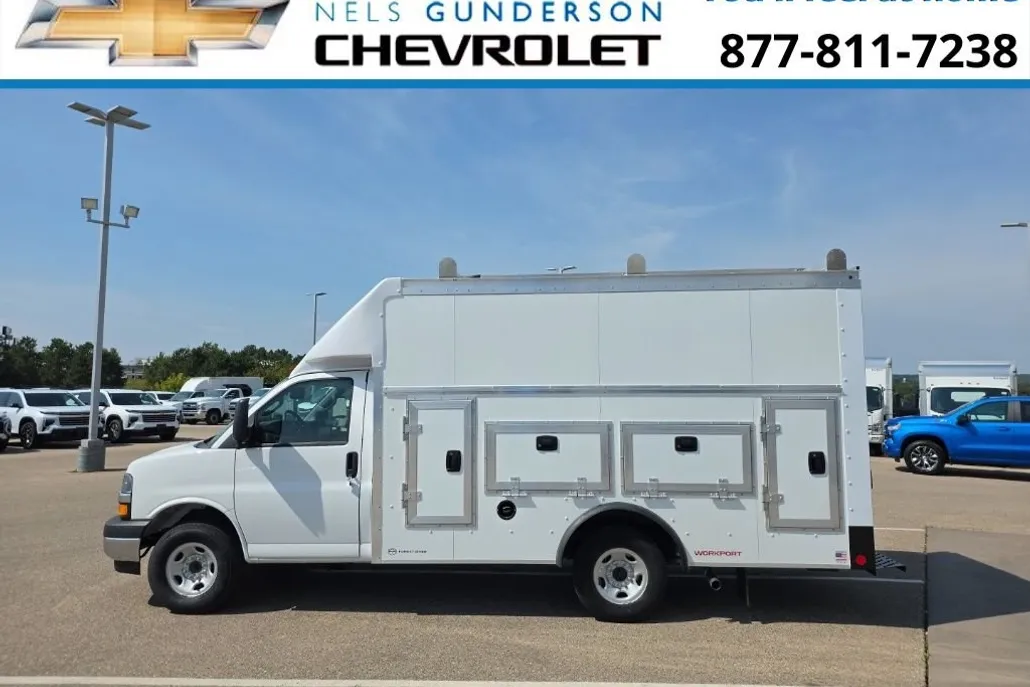 2025 Chevrolet Express Cutaway 3500 photo 1