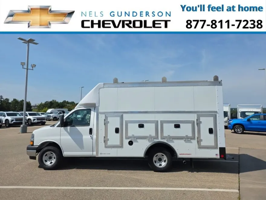 2025 Chevrolet Express Cutaway 3500 photo 1