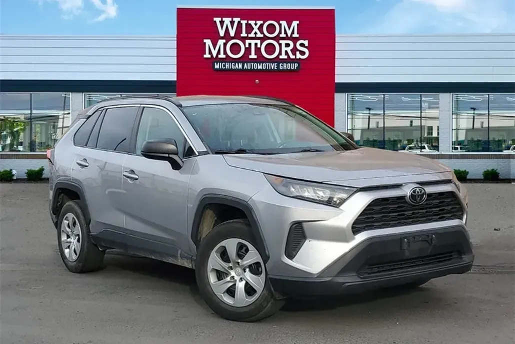 2020 Toyota RAV4 LE photo 1