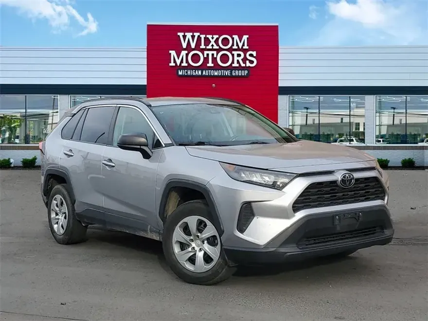 2020 Toyota RAV4 LE photo 1