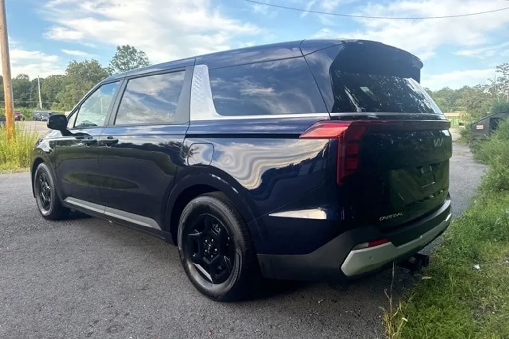 2025 Kia Carnival LXS photo 1