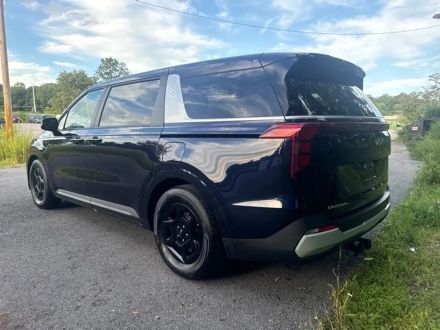 2025 Kia Carnival LXS photo 1
