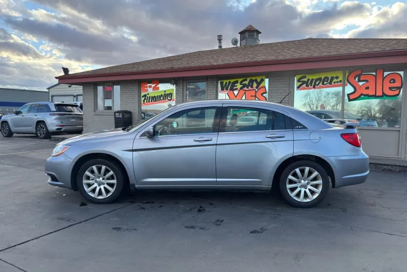 2013 Chrysler 200 Touring photo 1