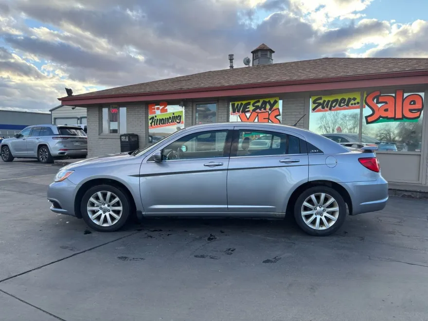 2013 Chrysler 200 Touring photo 1