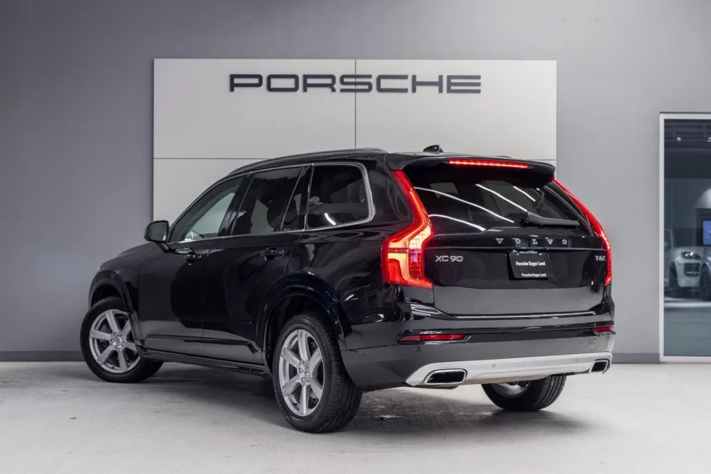 2021 Volvo XC90 Momentum photo 1