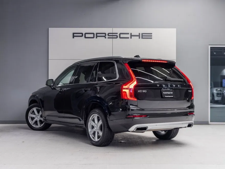 2021 Volvo XC90 Momentum photo 1