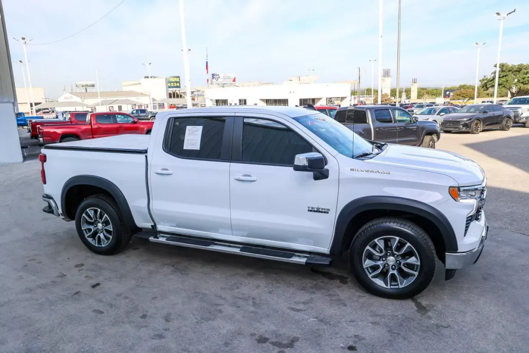 2024 Chevrolet Silverado 1500 LT photo 1