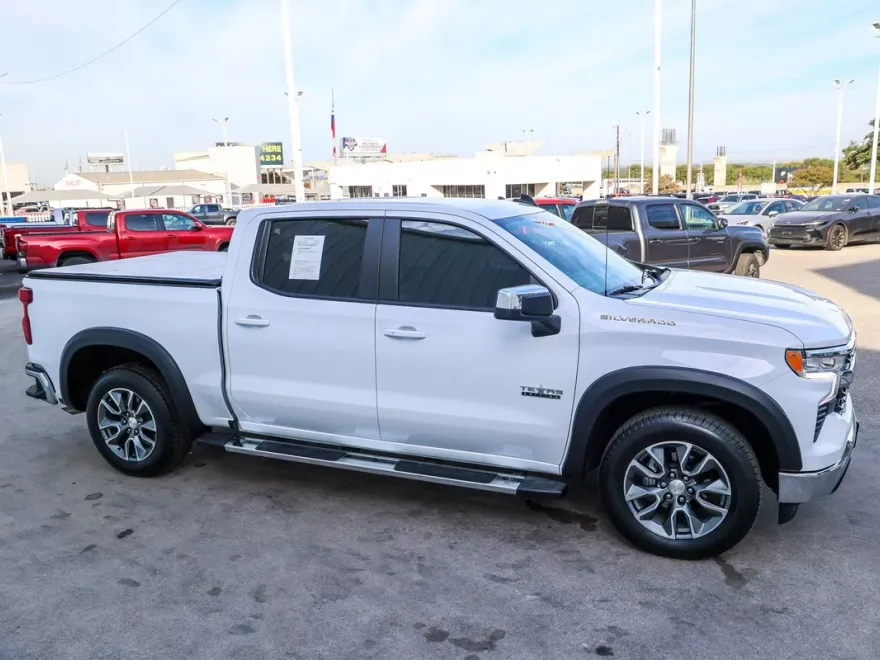 2024 Chevrolet Silverado 1500 LT photo 1
