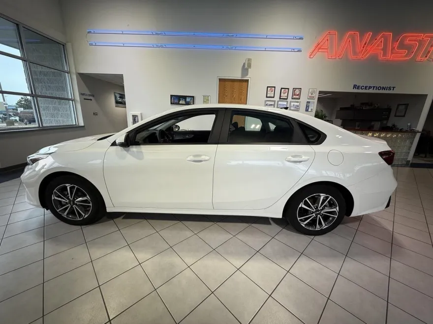 2023 Kia Forte LXS photo 4