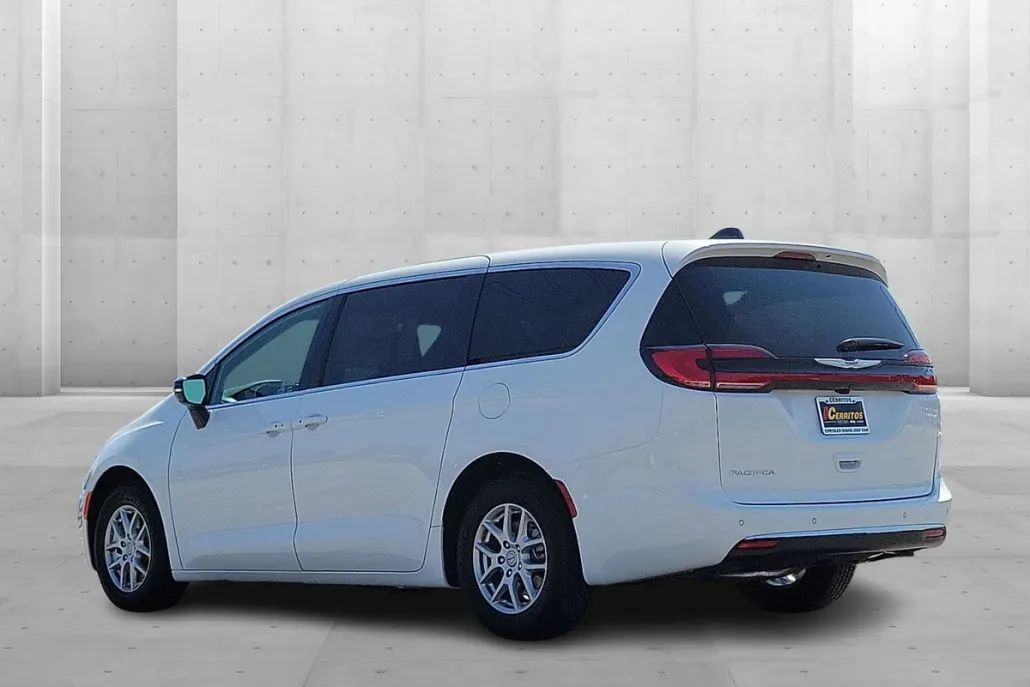 2026 Chrysler Pacifica photo 1