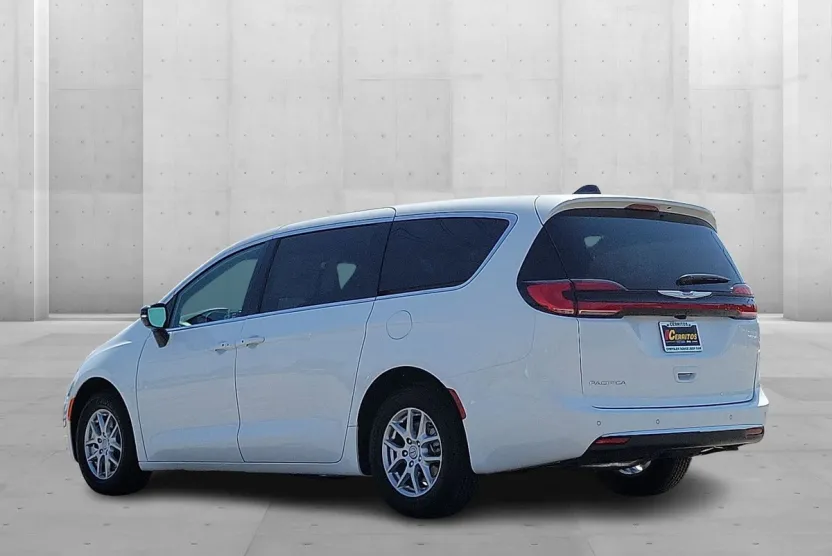 2026 Chrysler Pacifica photo 1