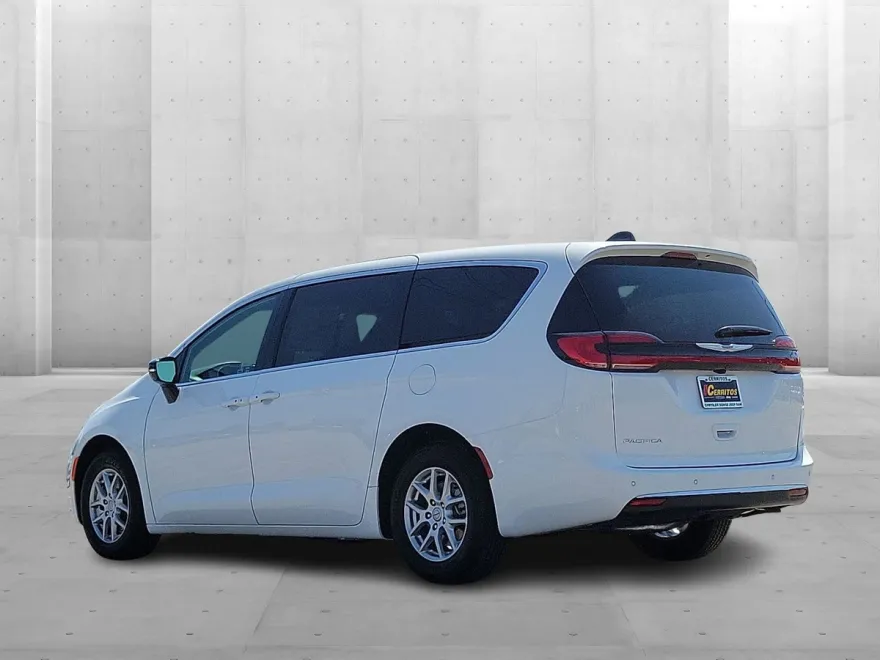 2026 Chrysler Pacifica photo 1