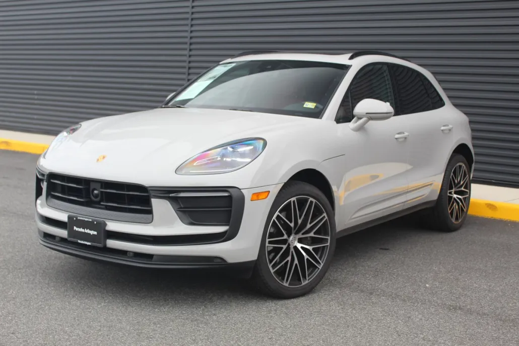 2025 Porsche Macan T photo 1