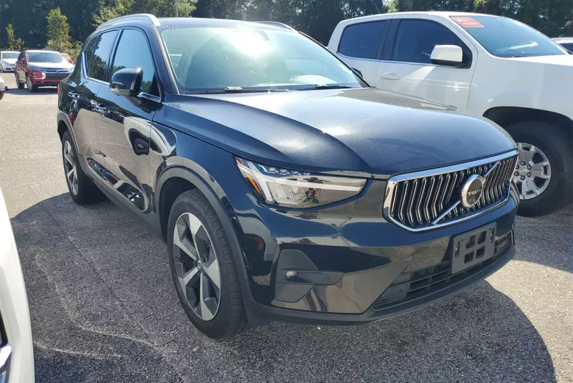2023 Volvo XC40 Plus photo 1
