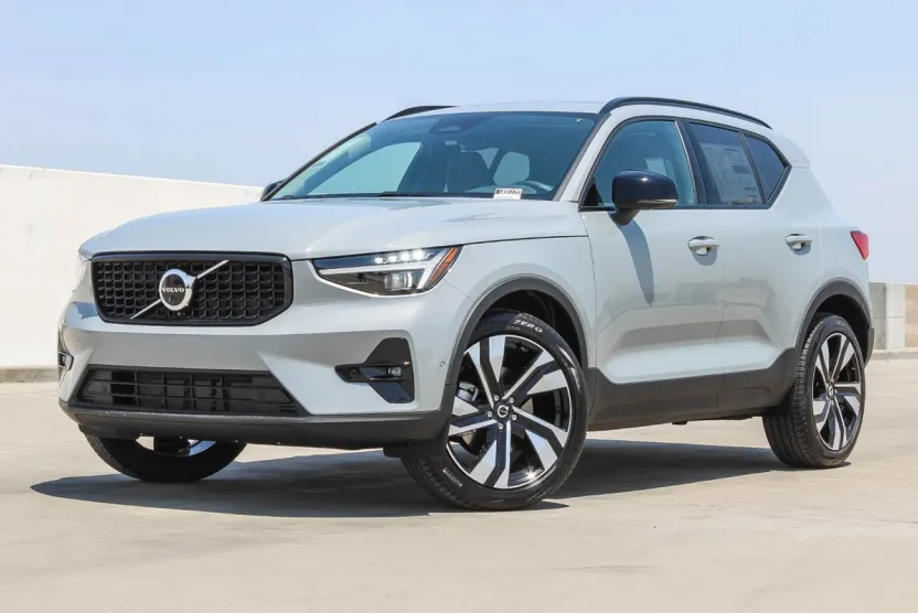 2025 Volvo XC40 Plus photo 1