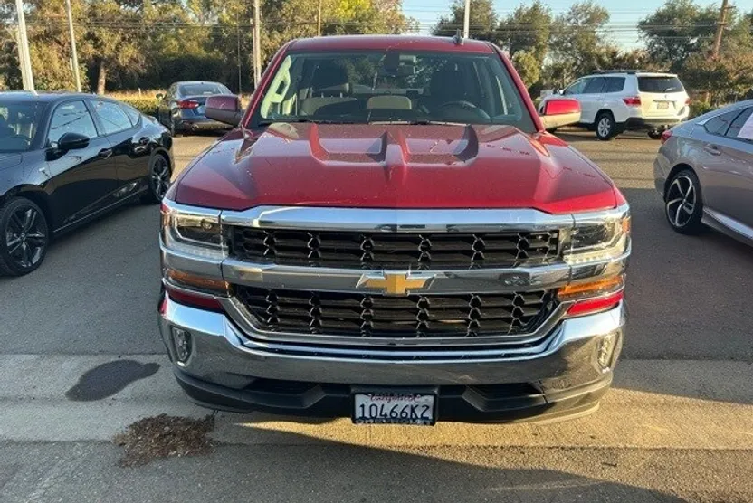 2018 Chevrolet Silverado LT photo 1