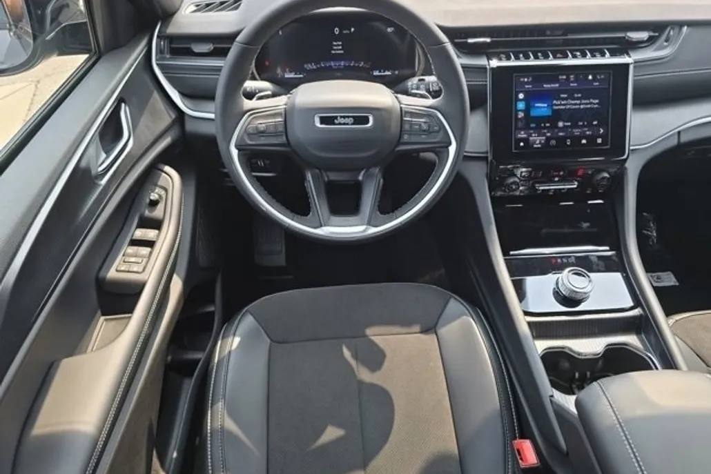 2025 Jeep Grand Cherokee Laredo Altitude photo 1