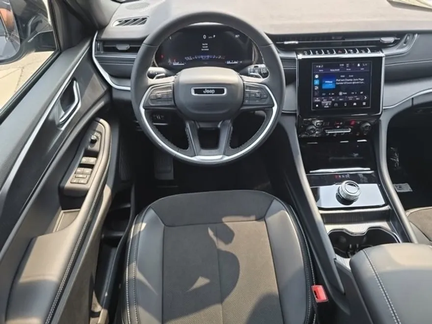 2025 Jeep Grand Cherokee Laredo Altitude photo 1
