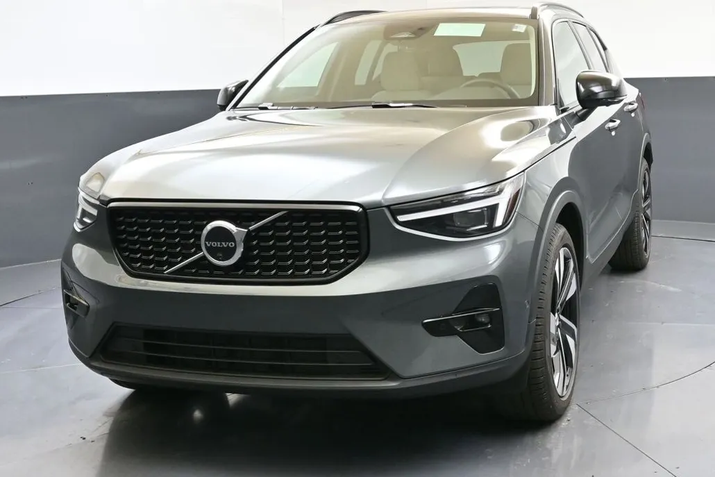 2026 Volvo XC40 photo 1